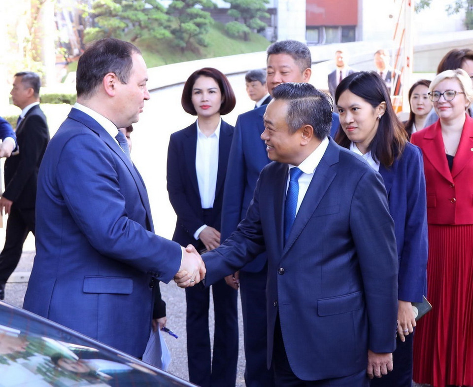 Chủ tịch Ủy ban Nhân dân thành phố Hà Nội Trần Sỹ Thanh đón Thủ tướng Belarus Roman Golovchenko. (Ảnh: Văn Điệp/TTXVN)