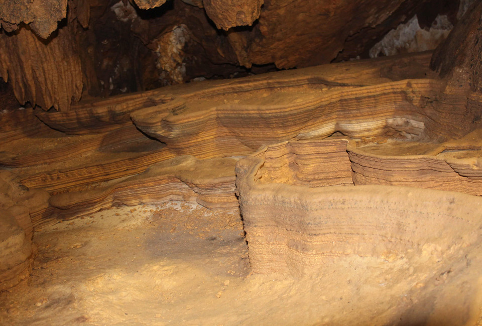 Khối nhũ đá hình dáng vân mây trong hang động Huổi Đáp. (Ảnh: Xuân Tiến/TTXVN)