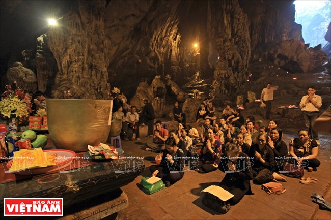 Những phật tử bái lễ Bồ tát Quan Thế Âm trong động Hương Tích mong cho một năm mới may mắn. 