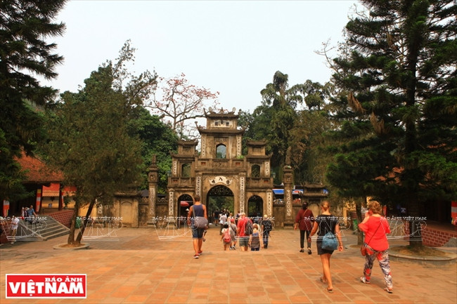 Du khách tham quan chùa Thiên Trù với những nét kiến trúc cổ kính được xây dựng trên thềm của núi Lão vào thời vua Lê Thánh Tông (năm 1460 -1497). 