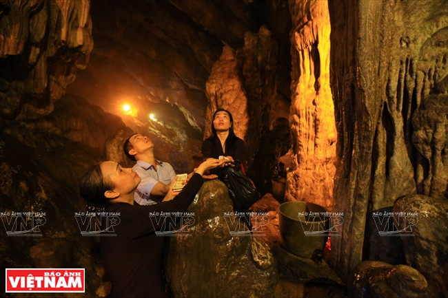 Động Hương Tích còn nổi tiếng với những nhũ đá lớn và đẹp. 