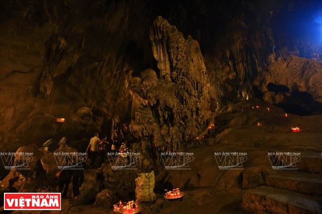 Du khách khám phá vẻ đẹp của động Hương Tích.