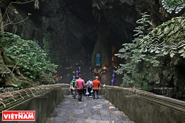 Những bậc thang đưa du khách khám phá động Hương Tích (nơi được ví là đẹp nhất trời Nam).