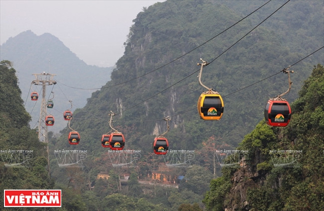 Để giúp du khách thuận tiện di chuyển, hệ thông cáp treo được xây dựng và đặt từ chùa Thiên Trù qua chùa Giải Oan và đến động Hương Tích. 