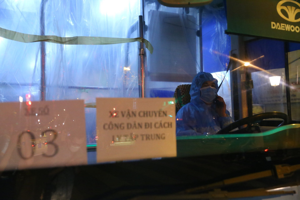 Xe số 03 trong đoàn xe đón người đi cách ly tập trung đêm 2/10. (Ảnh: Hoàng Hiếu/TTXVN)