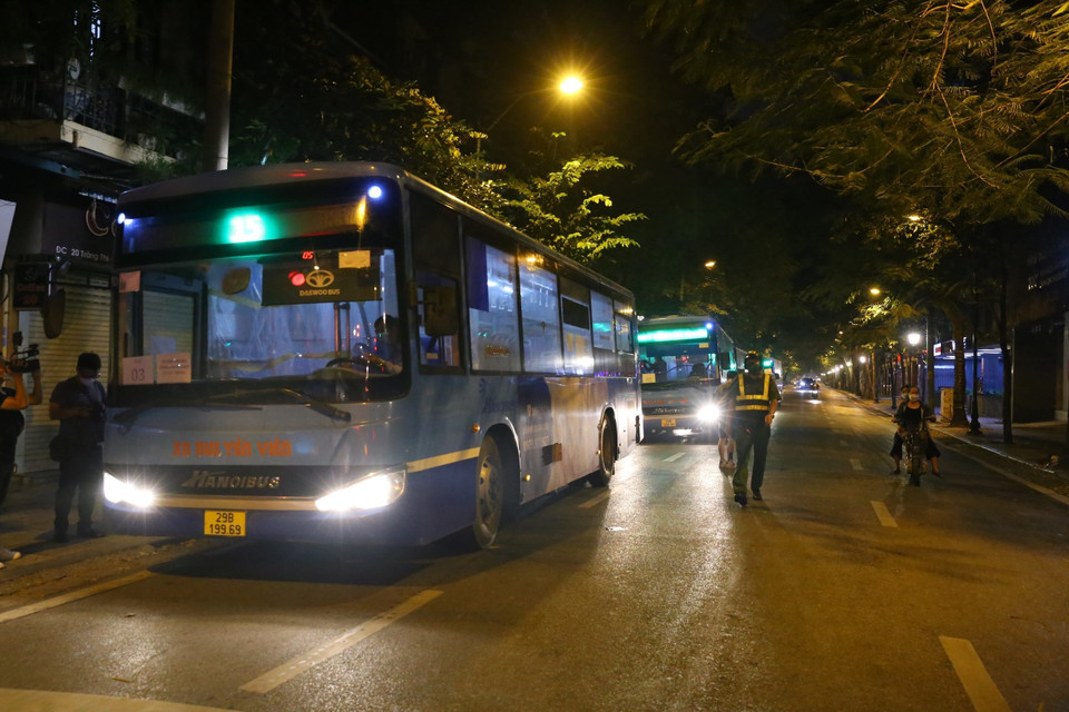 Xe tập trung ở đường Tràng Thi lúc 21h25. (Ảnh: Hoàng Hiếu/TTXVN)