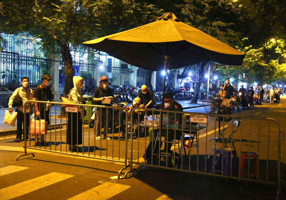 Những người xét nghiệm âm tính với SARS-CoV-2 được lấy thông tin y tế trước khi trở về. (Ảnh: Hoàng Hiếu/TTXVN)