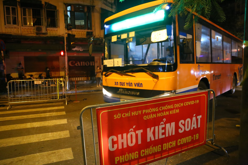 Việc đưa người trong đêm nhằm tránh ách tắc giao thông, đảm bảo công tác phòng, chống dịch. (Ảnh: Hoàng Hiếu/TTXVN)