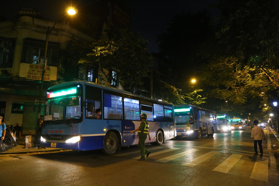 Các xe trong đoàn xe tập trung ở đường Tràng Thi lúc 21h25 trước khi vào khu vực bị phong tỏa. (Ảnh: Hoàng Hiếu/TTXVN)