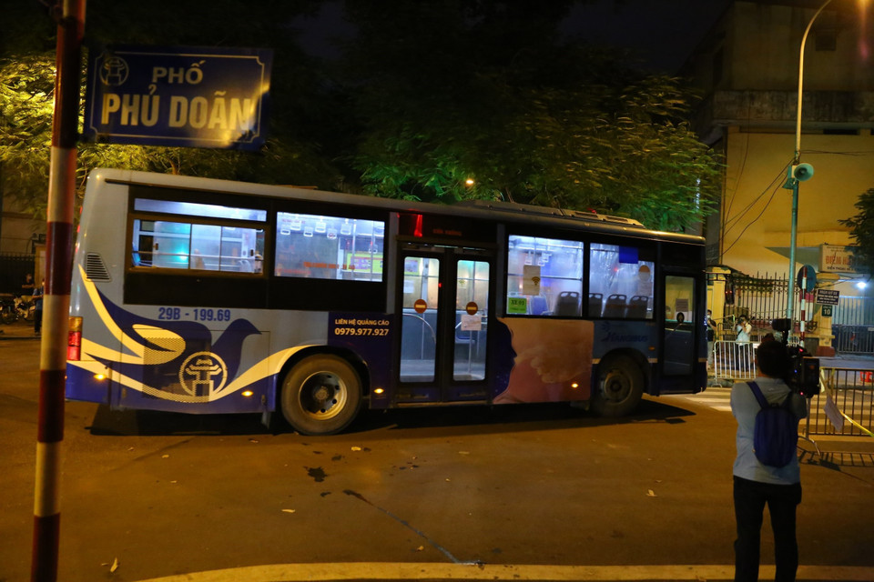 Một xe trong đoàn đón tiến vào khu vực phong tỏa phố Phủ Doãn lúc 21h40. (Ảnh: Hoàng Hiếu/TTXVN)