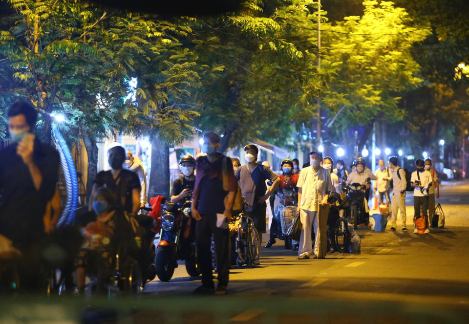 Bệnh nhân và người nhà bệnh nhân chuẩn bị làm thủ tục rời khỏi khu vực cách ly Bệnh viện hữu nghị Việt Đức tối 2/10. (Ảnh: Hoàng Hiếu/TTXVN)