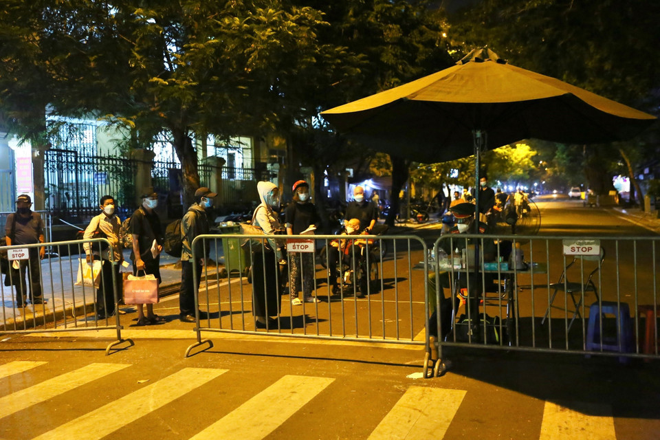 Người dân khai báo y tế trước khi trở về. (Ảnh: Hoàng Hiếu/TTXVN)