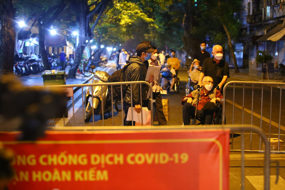 Những người đủ điều kiện xuất viện Bệnh viện hữu nghị Việt Đức tối 2/10. (Ảnh: Hoàng Hiếu/TTXVN)