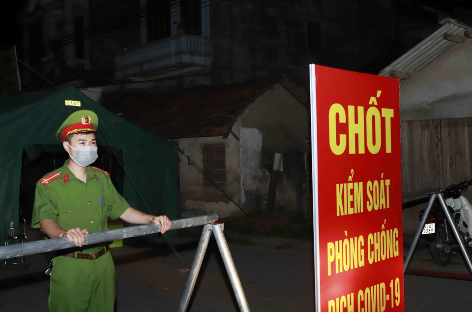 Chốt kiểm soát tại thôn Tiền Phong, xã Tân Phong huyện Bình Xuyên, Vĩnh Phúc. (Ảnh: Hoàng Hùng/TTXVN)