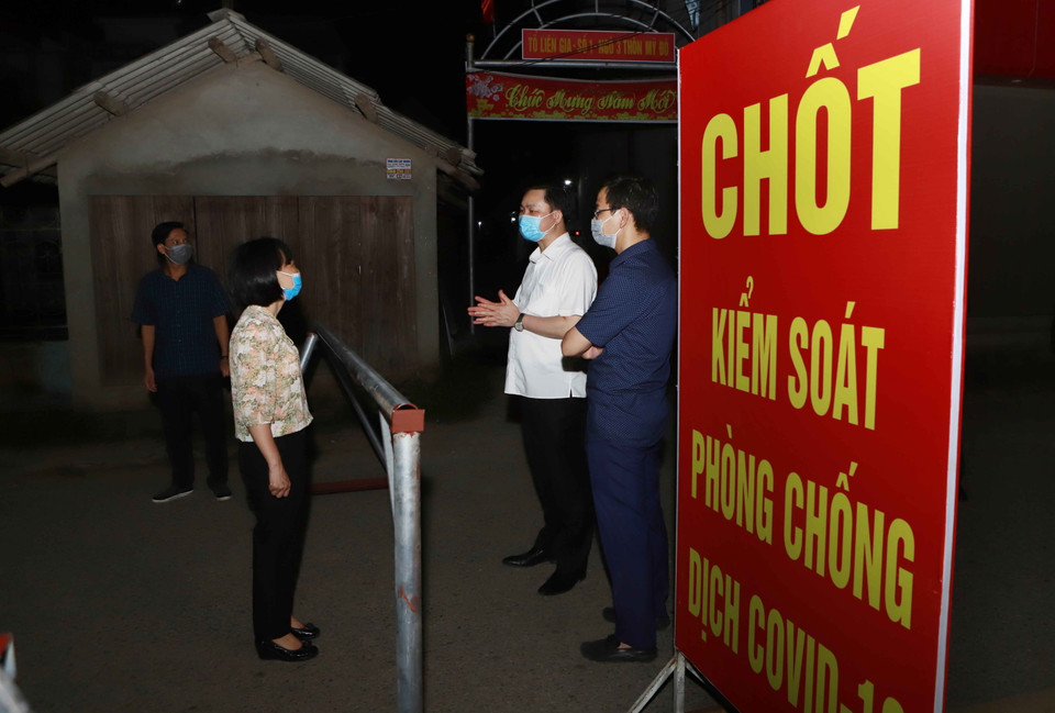 Đoàn công tác của Ủy ban Nhân dân huyện Bình Xuyên kiểm tra các chốt kiểm soát tại thôn Tiền Phong, xã Tân Phong huyện Bình Xuyên. (Ảnh: Hoàng Hùng/TTXVN)