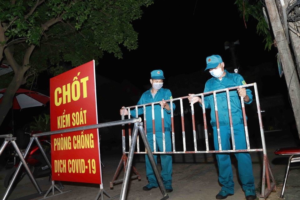 Tối 4/5/2021, Ban Chỉ đạo phòng chống dịch bệnh COVID-19 tỉnh Vĩnh Phúc đã ra Quyết định số 1045/QĐ - BCĐ ngày 4/5/2021. Trong ảnh: Một chốt kiểm soát cách ly y tế tại thôn Tiền Phong, xã Tân Phong huyện Bình Xuyên, Vĩnh Phúc. (Ảnh: Hoàng Hùng/TTXVN)