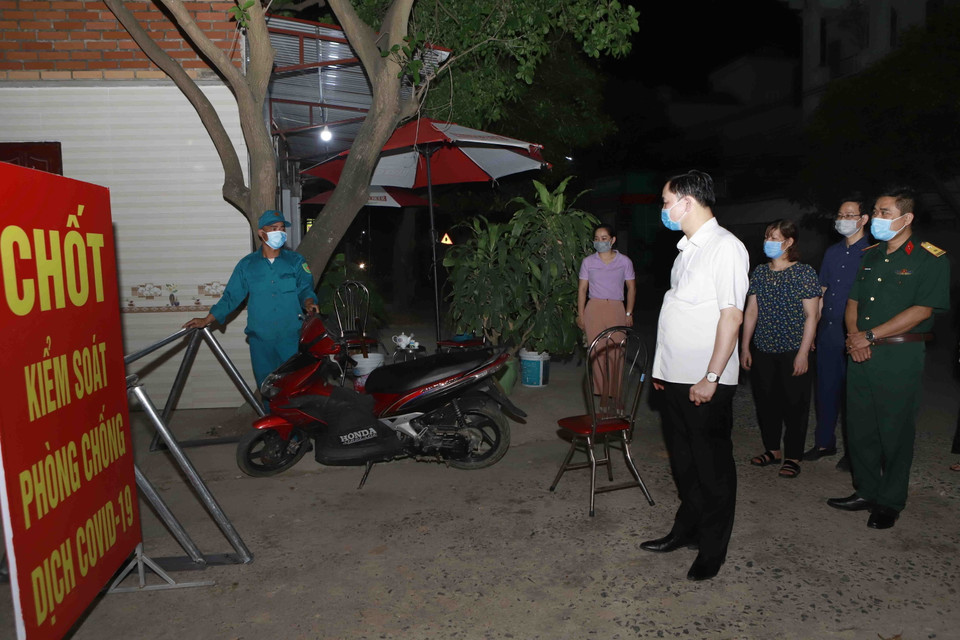 Lãnh đạo Ủy ban Nhân dân huyện Bình Xuyên kiểm tra các chốt kiểm soát tại thôn Tiền Phong, xã Tân Phong huyện Bình Xuyên, Vĩnh Phúc. (Ảnh: Hoàng Hùng/TTXVN)