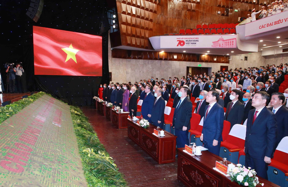 Đại biểu dự Lễ kỷ niệm thực hiện nghi lễ chào cờ. (Ảnh: Phương Hoa/TTXVN)