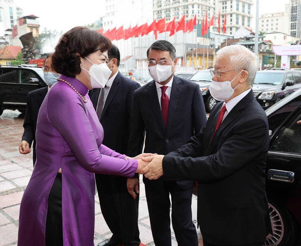 Sáng 5/5/2021, tại Hà Nội, Tổng Bí thư Nguyễn Phú Trọng đến dự và phát biểu tại Lễ kỷ niệm 70 năm Ngày thành lập Ngân hàng Nhà nước Việt Nam (6/5/1931-6/5/2021). Trong ảnh: Đồng chí Nguyễn Thị Hồng, Ủy viên Trung ương Đảng, Thống đốc Ngân hàng Nhà nước Việt Nam đón Tổng Bí thư Nguyễn Phú Trọng. (Ảnh: Trí Dũng/TTXVN)
