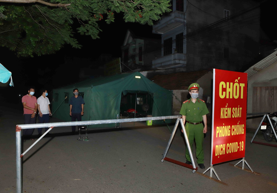 Chốt kiểm soát tại thôn Tiền Phong, xã Tân Phong huyện Bình Xuyên, Vĩnh Phúc. (Ảnh: Hoàng Hùng/TTXVN)