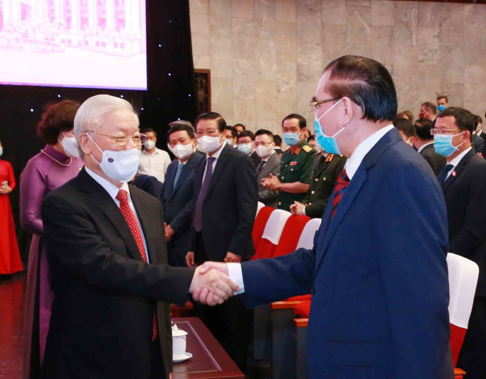 Tổng Bí thư Nguyễn Phú Trọng với nguyên Tổng Bí thư Nông Đức Mạnh tại Lễ kỷ niệm. (Ảnh: Phương Hoa/TTXVN)