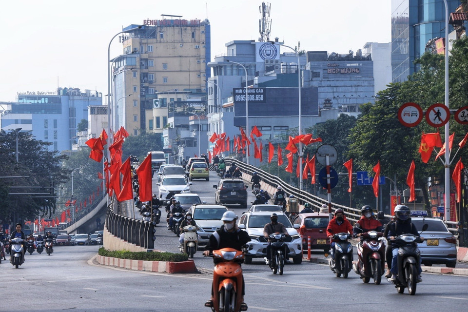 Cầu vượt Phố Huế-Bạch Mai được cắm cờ rực rỡ. (Ảnh: Tuấn Anh/TTXVN)