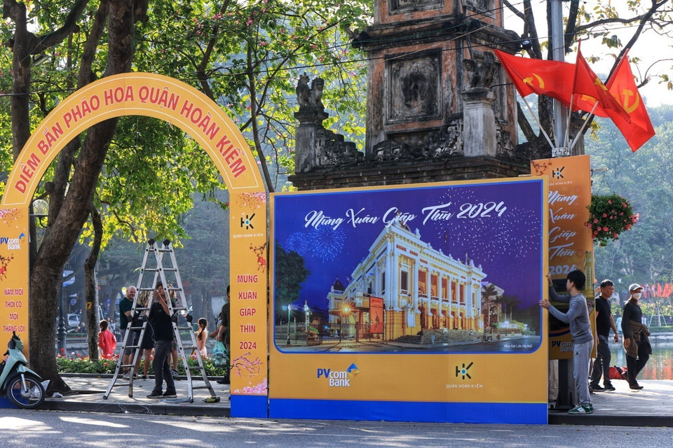 Các công nhân lắp hàng rào chuẩn bị điểm bắn pháo hoa vào đêm 30 Tết tại Hồ Gươm. (Ảnh: Tuấn Anh/TTXVN)