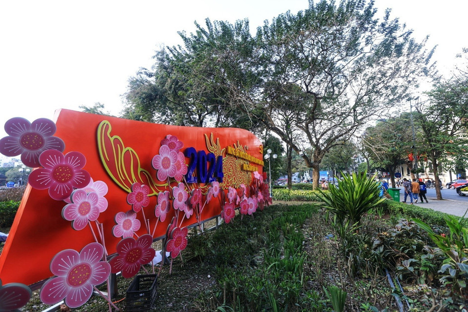 Một tấm pano lớn chào mừng được đặt tại Hồ Gươm. (Ảnh: Tuấn Anh/TTXVN)