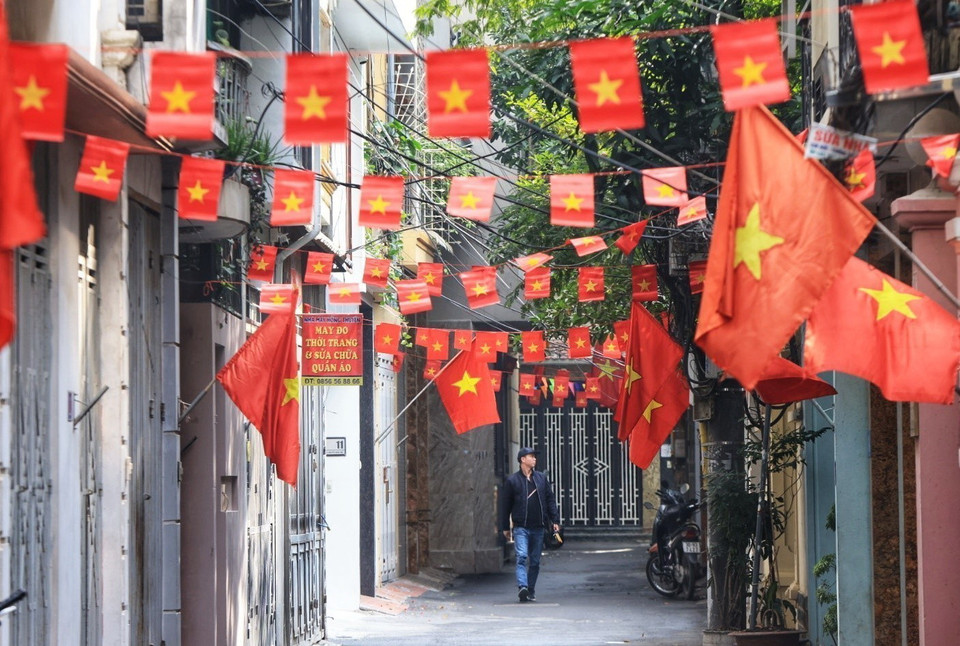 Tại các con ngõ nhỏ, người dân treo cờ suốt chiều dài ngõ nhỏ. (Ảnh: Tuấn Anh/TTXVN)
