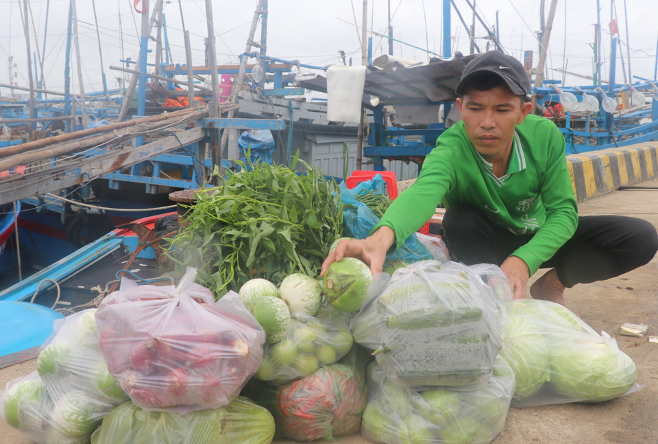 Ngư dân tỉnh Phú Yên chuẩn bị nhu yếu phẩm cho chuyến đi biển những ngày Tết. (Ảnh: Phạm Cường/TTXVN)
