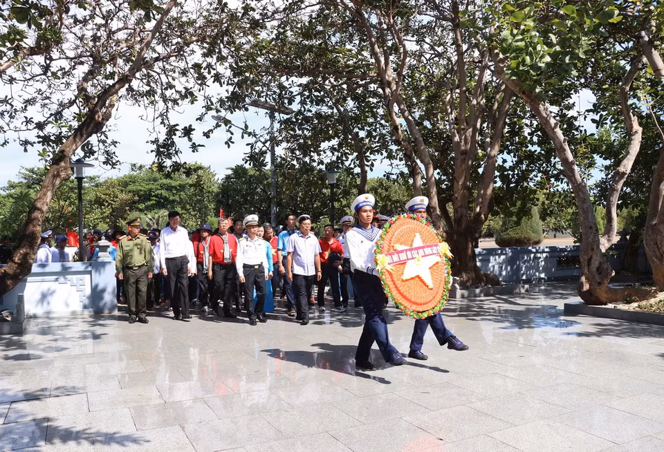 Đoàn công tác số 16 dâng hương tại Đài tưởng niệm các anh hùng liệt sỹ trên đảo Trường Sa. (Ảnh: Huỳnh Anh/TTXVN)