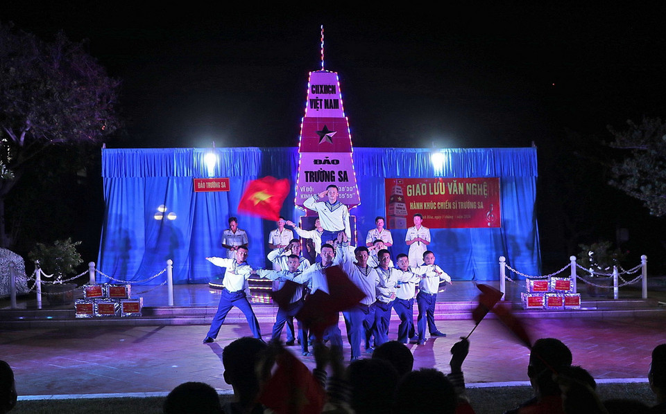 Tiết mục giao lưu văn nghệ giữa cán bộ, chiến sỹ trên đảo Trường Sa với Đoàn công tác số 16. (Ảnh: Huỳnh Anh/TTXVN)