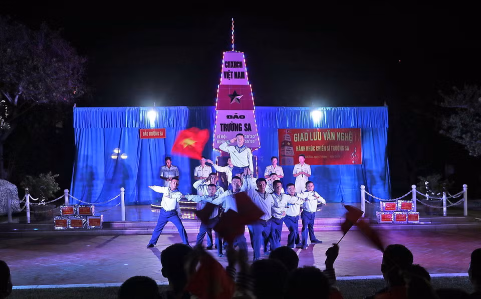 Tiết mục giao lưu văn nghệ giữa cán bộ, chiến sỹ trên đảo Trường Sa với Đoàn công tác số 16. (Ảnh: Huỳnh Anh/TTXVN)