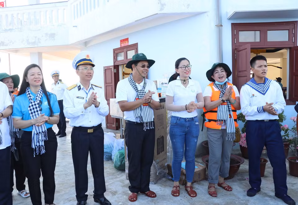 Lãnh đạo Đoàn công tác số 16 hòa ca cùng các chiến sỹ trên đảo Len Đao. (Ảnh: Huỳnh Anh/TTXVN)