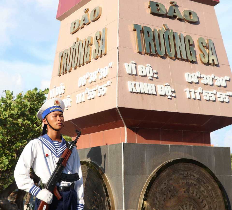 Các thế hệ cán bộ, chiến sỹ trên quần đảo Trường Sa vẫn ngày đêm nắm chắc tay súng vì sự bình yên của biển, đảo quê hương. (Ảnh: Huỳnh Anh/TTXVN)