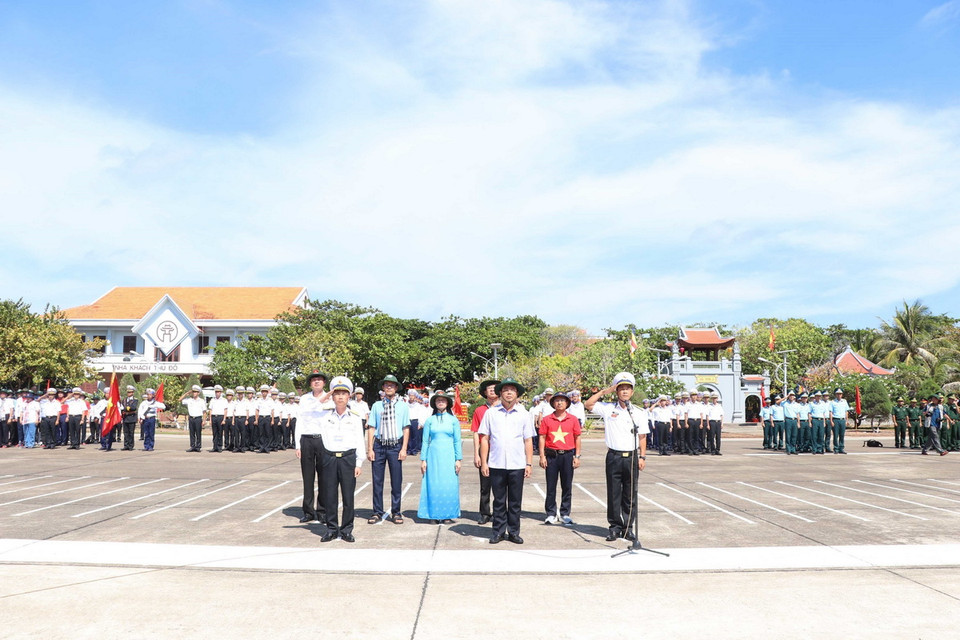 Đoàn công tác số 16 thăm quân, dân trên đảo Trường Sa. (Ảnh: Huỳnh Anh/TTXVN)