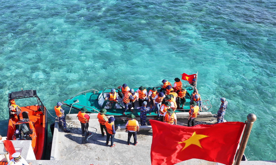 Đoàn công tác số 16 thăm, động viên cán bộ, chiến sỹ đang công tác tại đảo Len Đao. (Ảnh: Huỳnh Anh/TTXVN)
