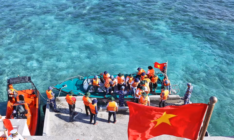 Đoàn công tác số 16 thăm, động viên cán bộ, chiến sỹ đang công tác tại đảo Len Đao. (Ảnh: Huỳnh Anh/TTXVN)