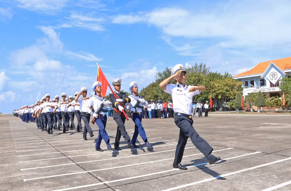 Lễ chào cờ trên đảo Trường Sa. (Ảnh: Huỳnh Anh/TTXVN)
