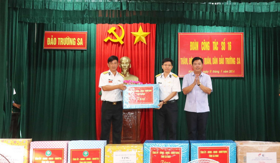 Bí thư Tỉnh ủy, Chủ tịch Hội đồng Nhân dân tỉnh Cà Mau Nguyễn Tiến Hải trao quà cho cán bộ, chiến sỹ đang công tác tại đảo Trường Sa. (Ảnh: Huỳnh Anh/TTXVN)