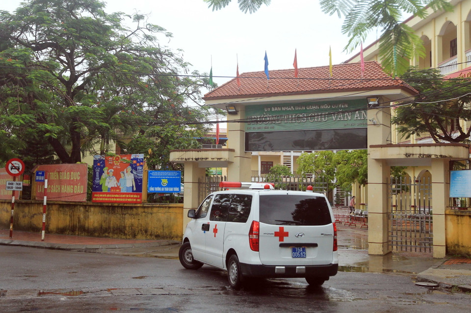 Xe chuyên dụng đưa đón các em thí sinh đến địa điểm thi trong tất cả các môn thi trong kỳ thi. (Ảnh: An Đăng/TTXVN)