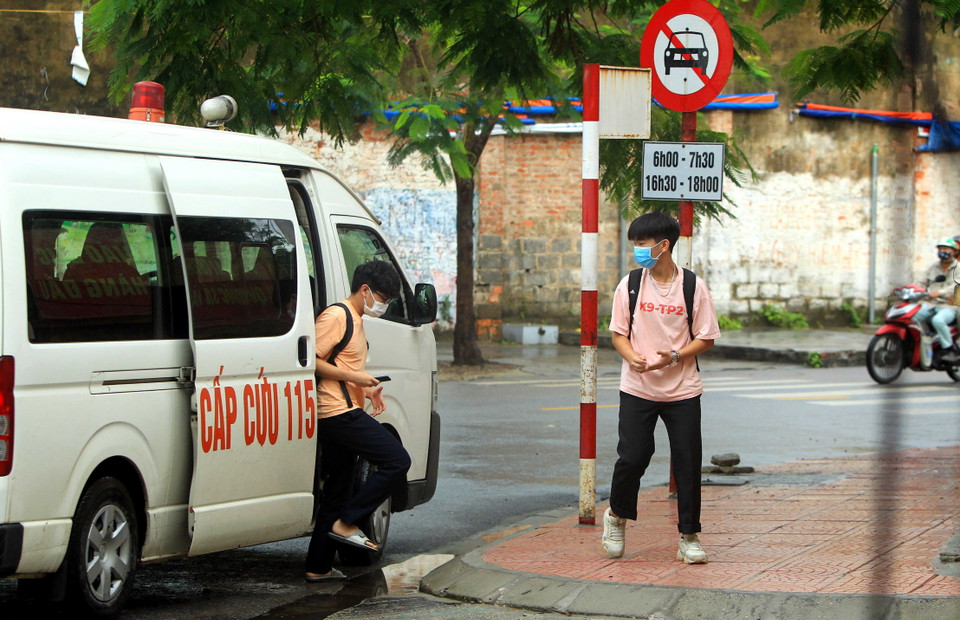 Thời gian đến điểm thi của các thí sinh thuộc diện F2 đều áp dụng đúng theo quy chế chung của Sở Giáo dục đề ra tại kỳ thi vào lớp 10 trung học phổ thông công lập năm học 2021-2022. (Ảnh: An Đăng/TTXVN)