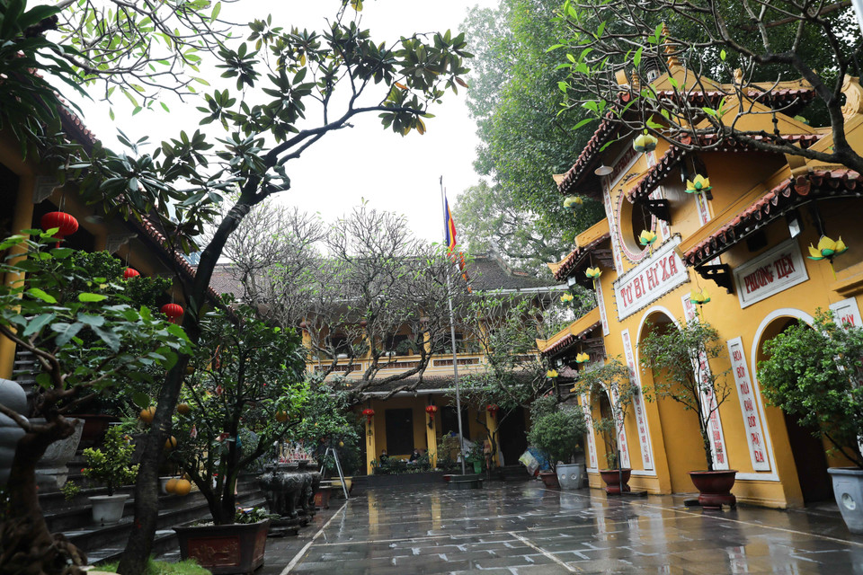 Chùa Quán Sứ trong sáng ngày Rằm tháng 3 gần như không có người đến lễ. (Ảnh: Thanh Tùng/TTXVN)