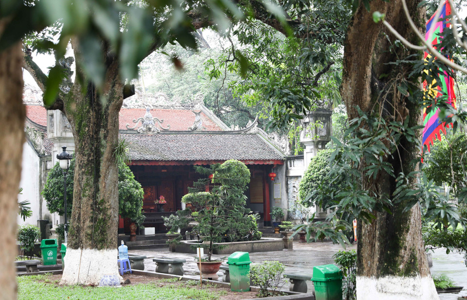 Đền Quán Thánh thực hiện đóng cửa để phòng chống dịch COVID-19. (Ảnh: Thanh Tùng/TTXVN)