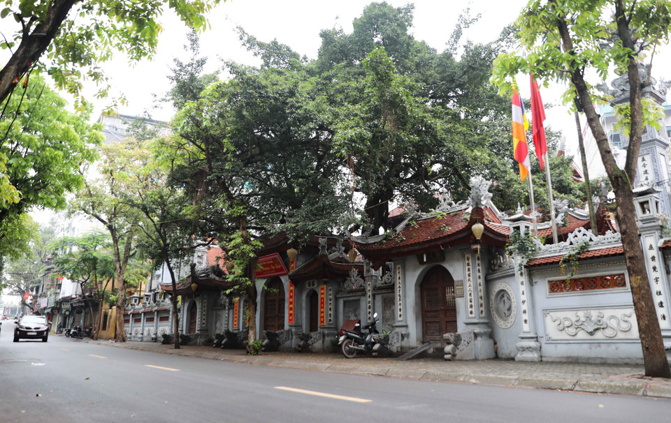 Chùa Hòe Nhai vắng bóng người đi lễ trong sáng ngày Rằm tháng 3. (Ảnh: Thanh Tùng/TTXVN)