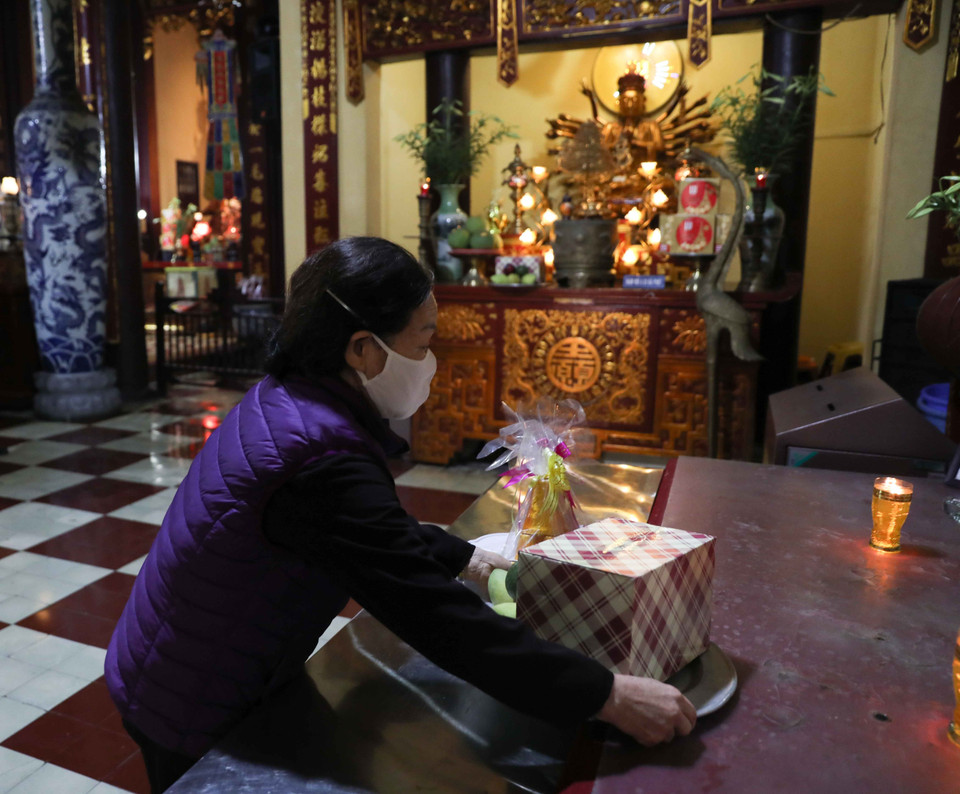 Người sắp lễ hiếm hoi trong sáng ngày Rằm tháng 3 tại chùa Quán Sứ. (Ảnh: Thanh Tùng/TTXVN)