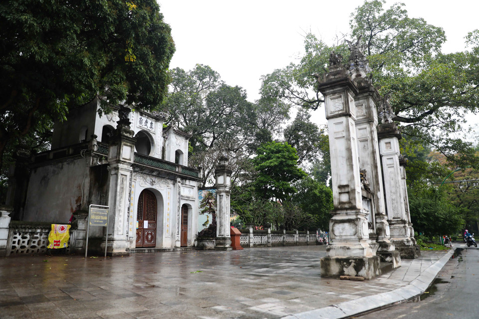 Đền Quán Thánh thực hiện đóng cửa để phòng chống dịch COVID-19. (Ảnh: Thanh Tùng/TTXVN)