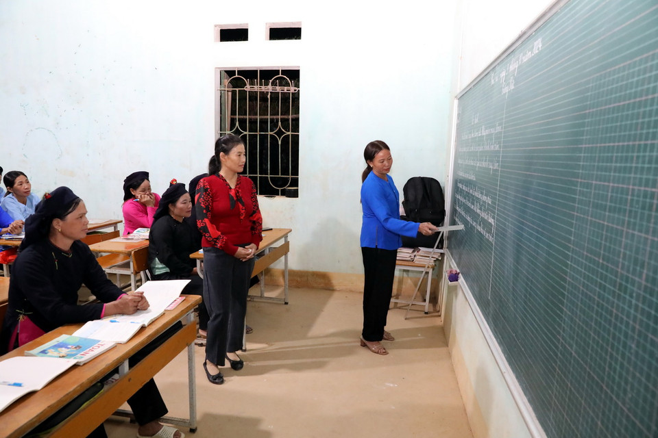 Học viên lớp xóa mù chữ tại điểm Trường Pò Mạ (thôn Pò Mạ, xã Thống Nhất, huyện biên giới Lộc Bình, tỉnh Lạng Sơn) đã đọc thạo, biết tính toán sau khi học gần hết giai đoạn 2 của chương trình xóa mù chữ. (Ảnh: Văn Đạt/TTXVN)