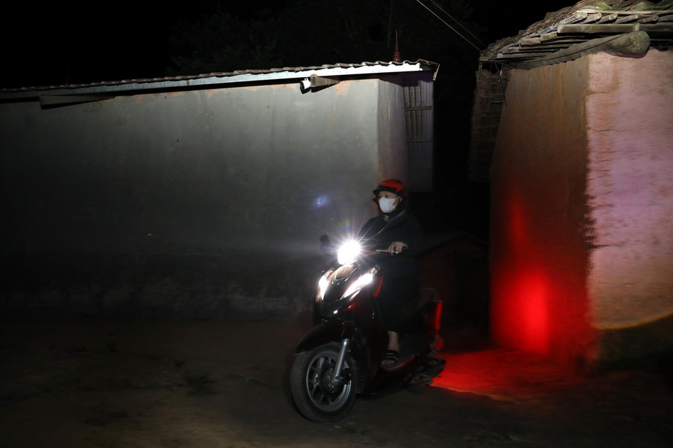 Giáo viên Trường Tiểu học, Trung học cơ sở Nhượng Bạn, xã Thống Nhất, huyện biên giới Lộc Bình, tỉnh Lạng Sơn đến điểm Trường Pò Mạ dạy học xóa mù chữ buổi tối cách nhà từ 5-10 km. (Ảnh: Văn Đạt/TTXVN)