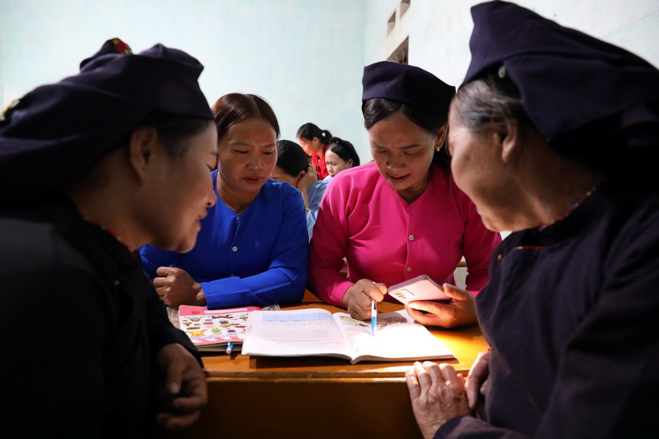 Nhiều học viên cao tuổi vẫn miệt mài đến lớp học từng con chữ mỗi khi đêm về. (Ảnh: Văn Đạt/TTXVN)